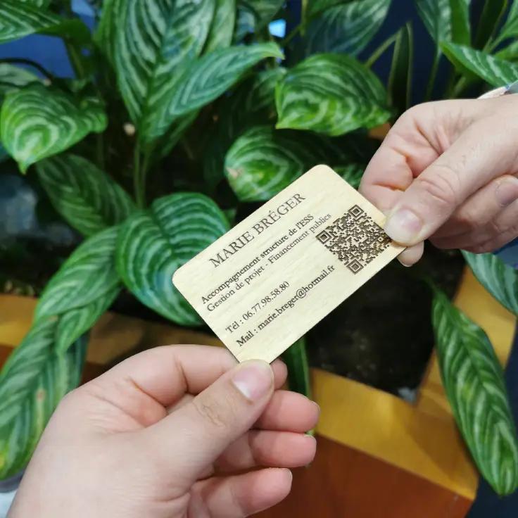 Carte de visite en bois personnalisée avec QR code