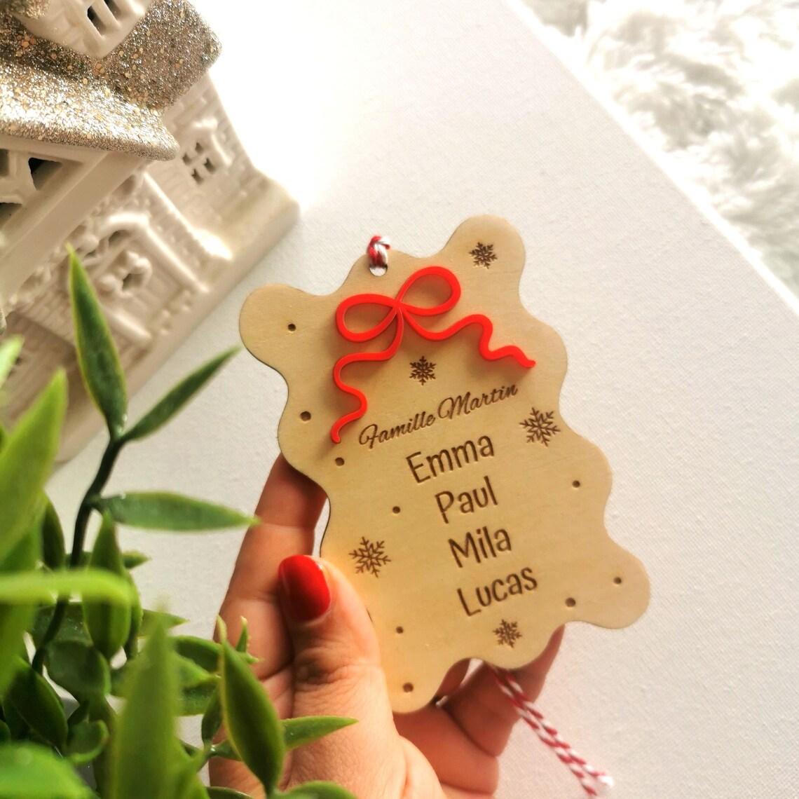 Boule noël en bois pour famille avec prénoms gravés sur bois - liste de famille personnalisés - Ornement avec ruban rouge - Décoration noël