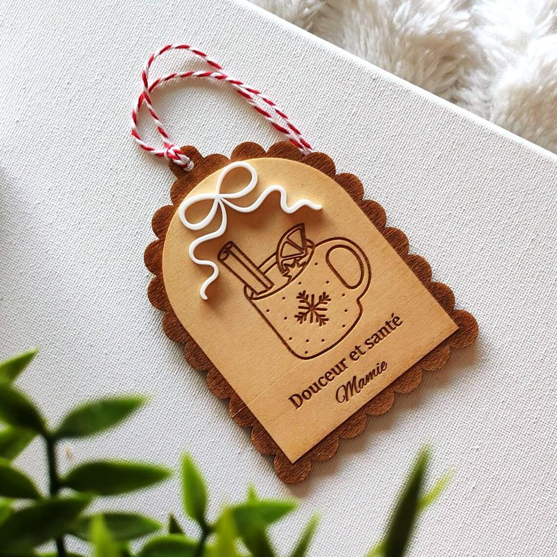 Boule noël en bois pour mamie papi marraine parrain avec le prénom gravé sur bois - Ornement personnalisé avec ruban blanc