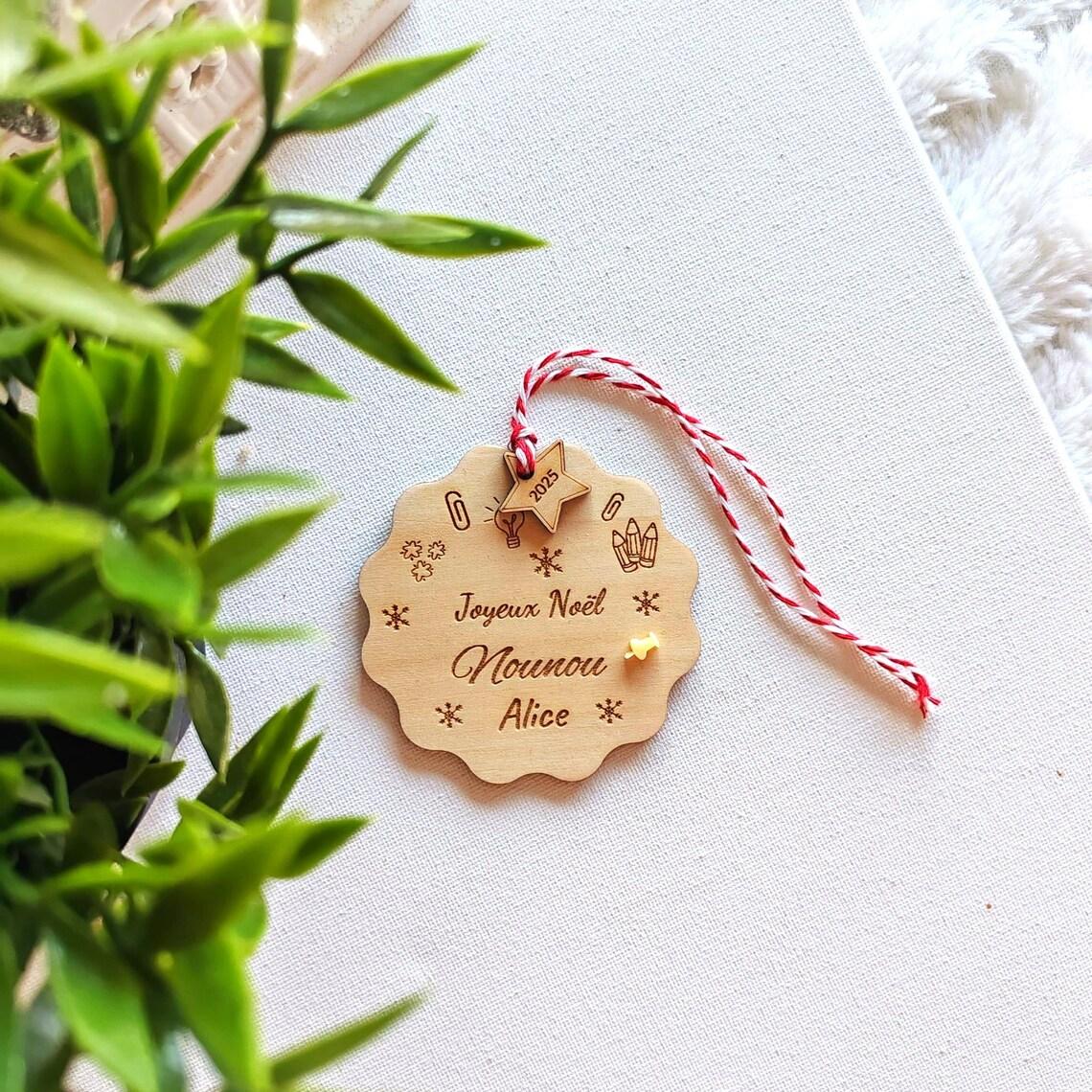 Boule Joyeux Noël pour nounou avec prénom gravé sur bois - Cadeau Nounou ATSEM maîtresse personnalisés en bois Cadeau Noël