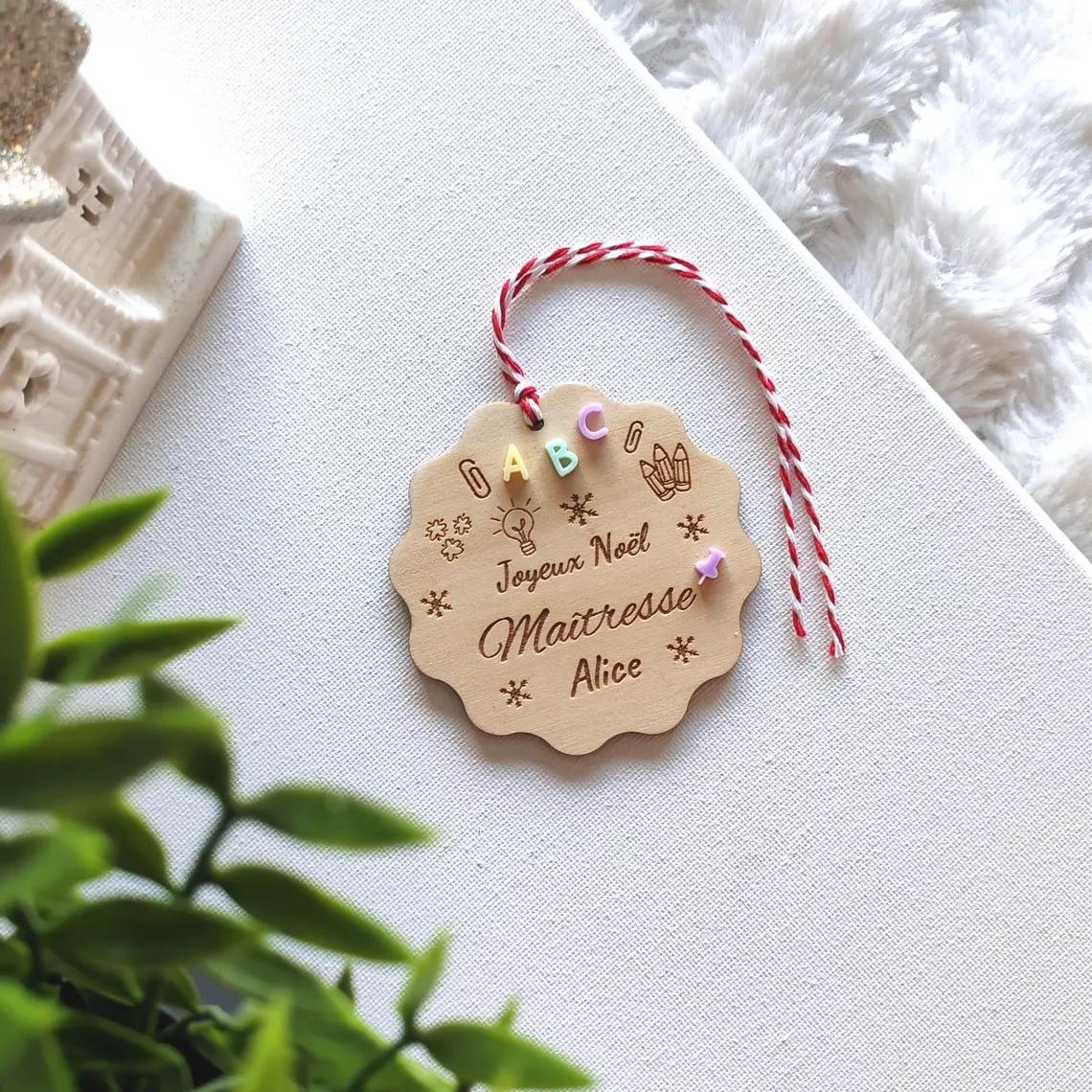 Boule Joyeux Noël en bois personnalisée pour maitresse nounou atsem avec prénom gravé