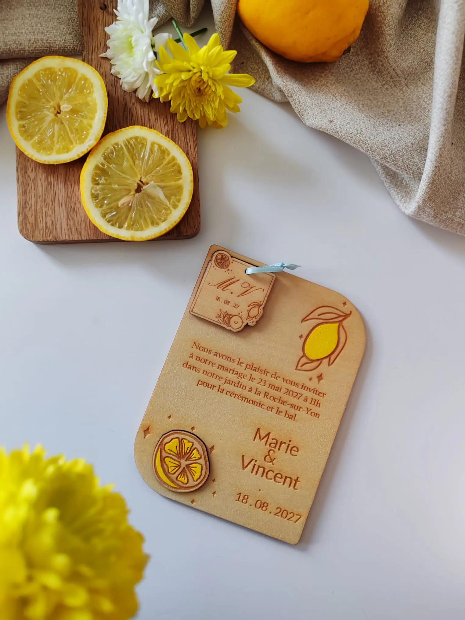 Faire-part mariage en bois personnalisé – thème orange – invitation gravée avec magnets souvenirs