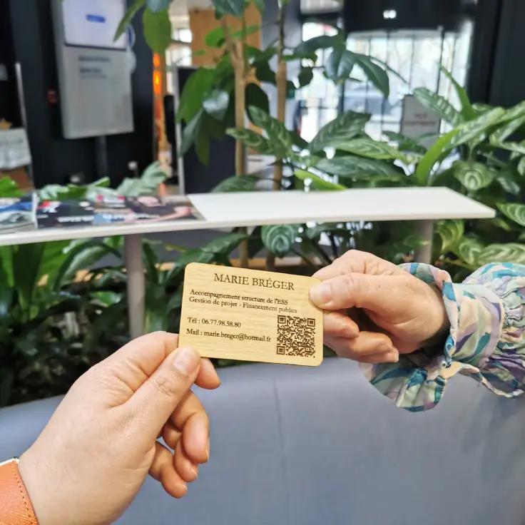 Cartes de visite en bois élégantes