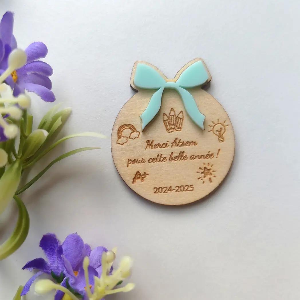 Magnet en bois personnalisé avec Ruban – Cadeau original pour maîtresse, maître ou ATSEM