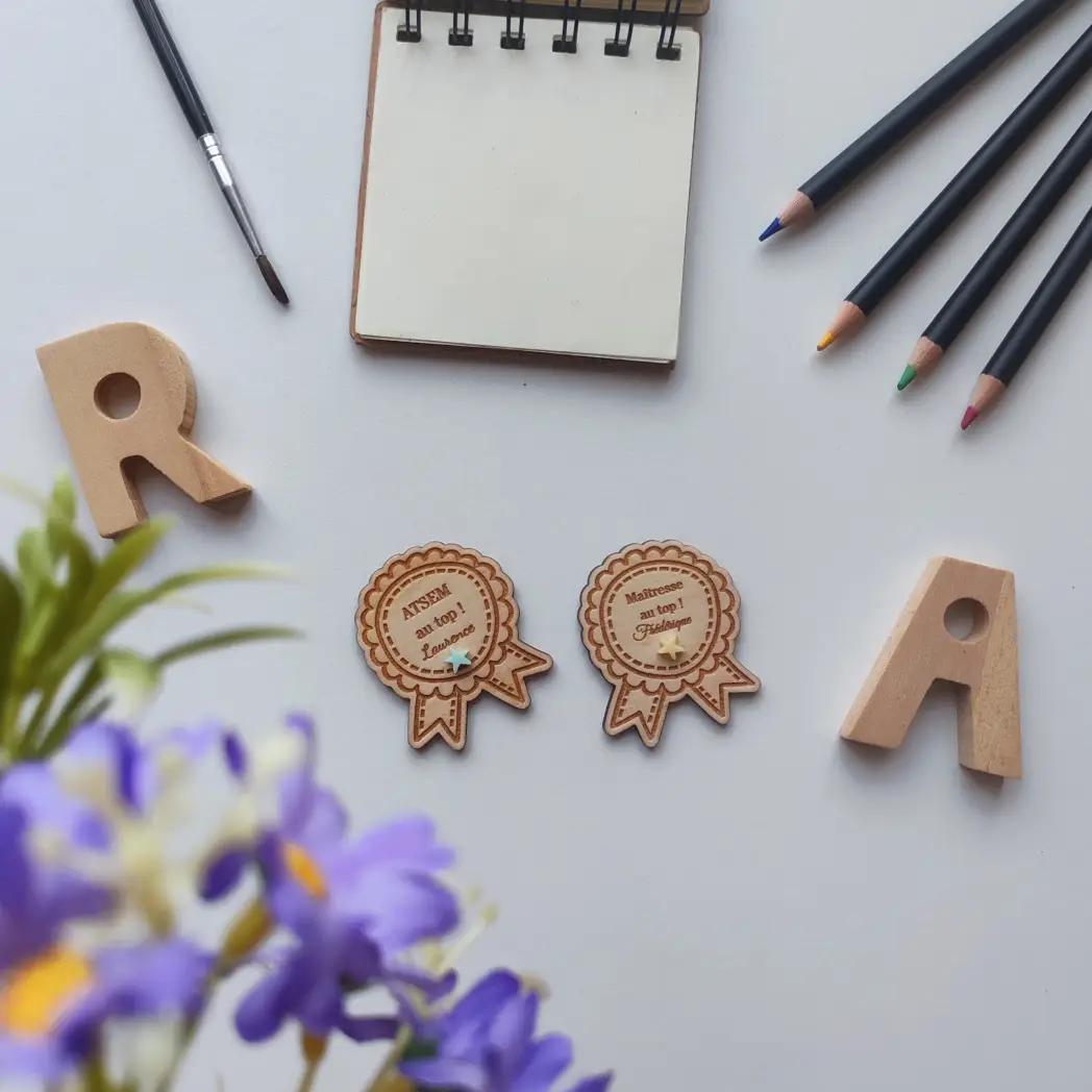 Broche bois personnalisée - Cadeau artisanal original pour Maitresse ou Atsem