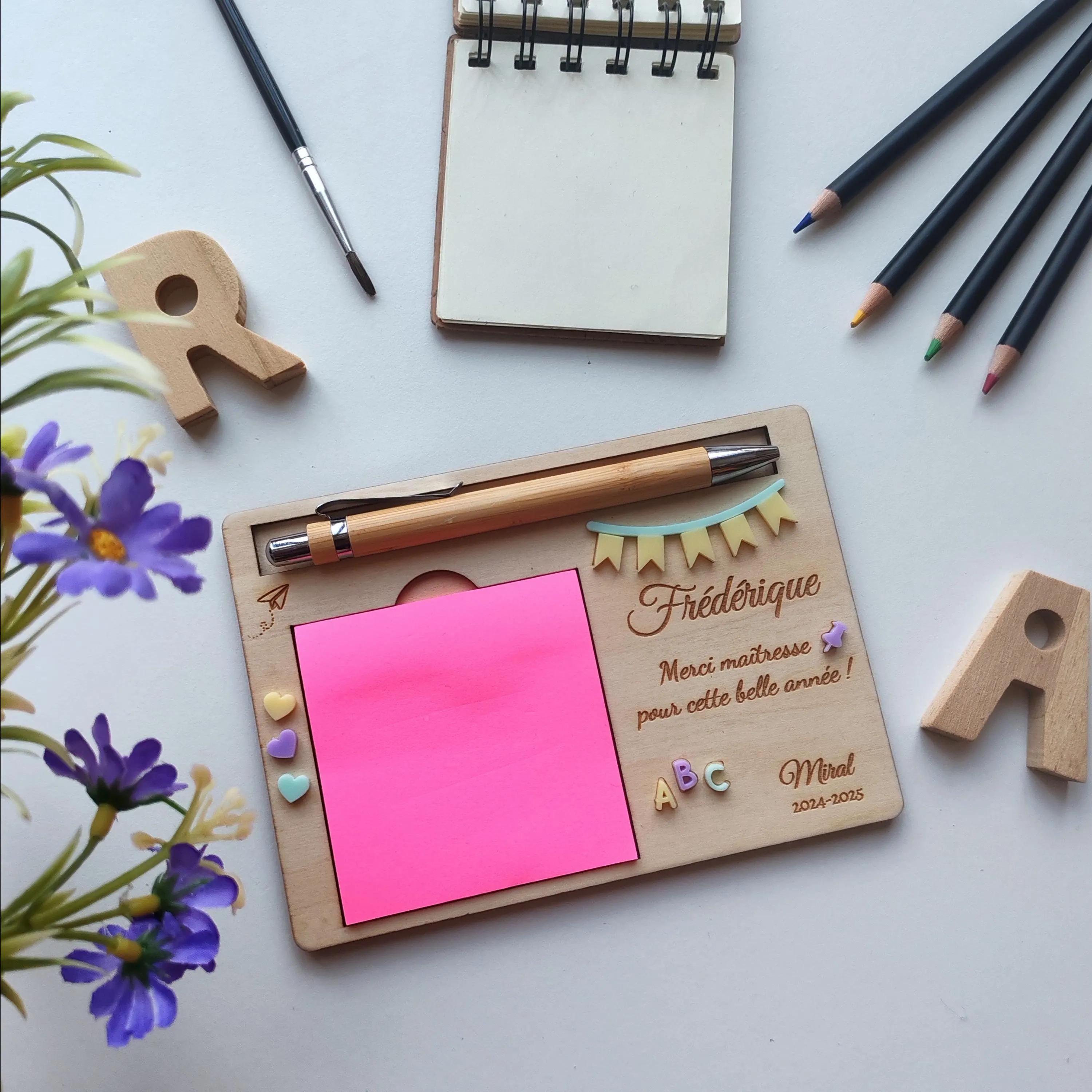 Support post-it et stylo en bois personnalisé – Cadeau de fin d’année pour maîtresse ATSEM ou Nounou