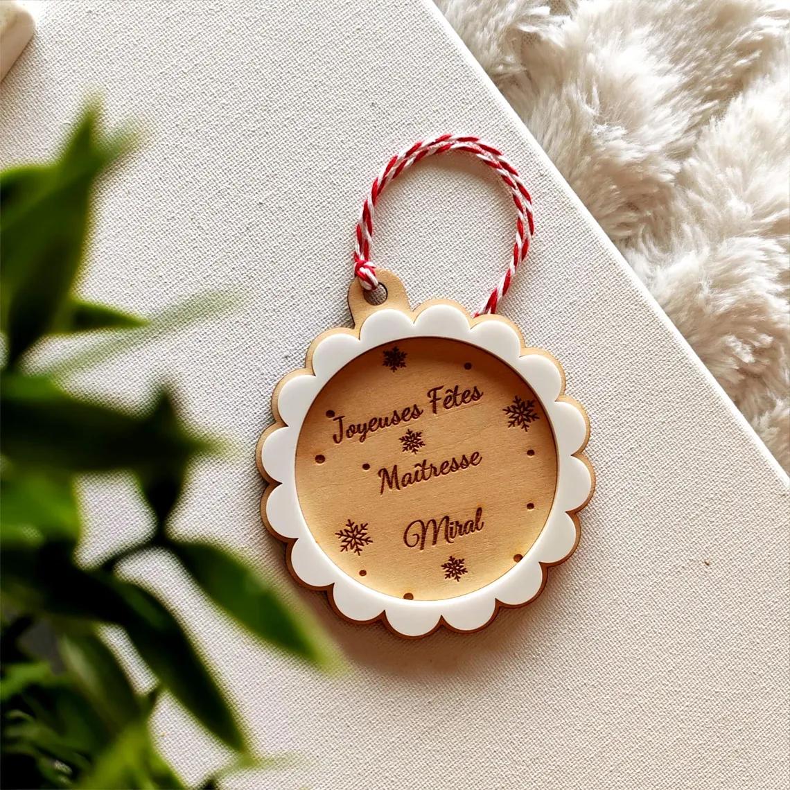 Boule de Noël en bois personnalisée avec prénom décoration sapin en bois cadeau nounou maitresse marraine parrain idée cadeau