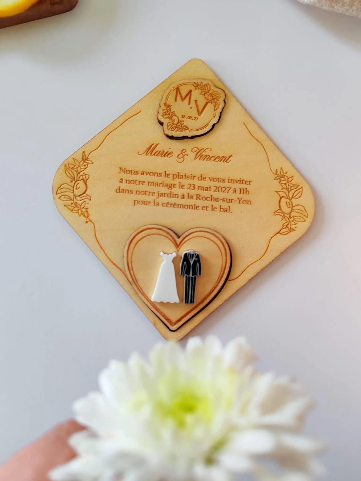 Faire-part mariage en bois personnalisé avec magnets couple – invitation gravée originale avec souvenir inclus