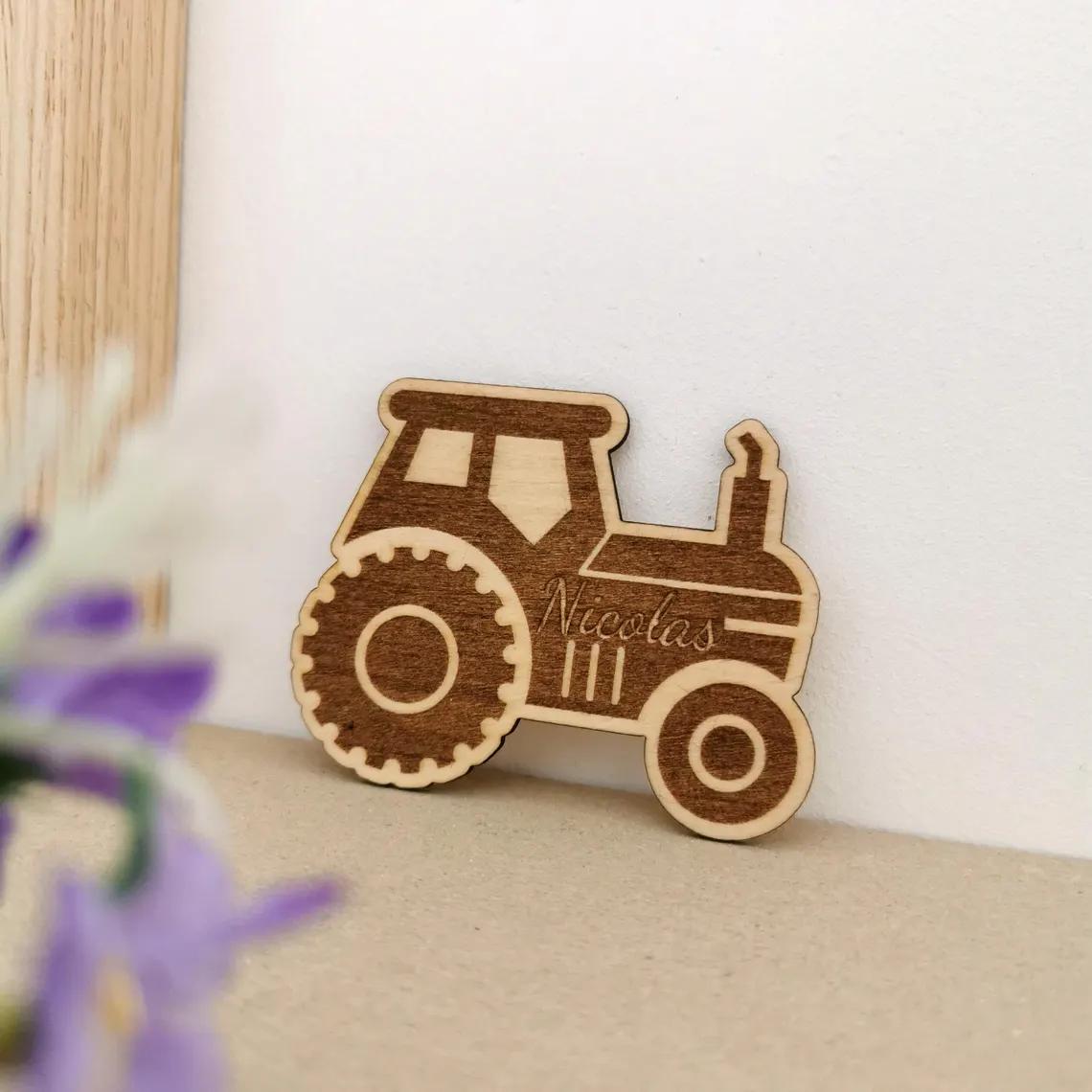 Marque-place en bois personnalisé forme de Tractor – Mariage, anniversaire, baptême, décoration de table événementielle unique