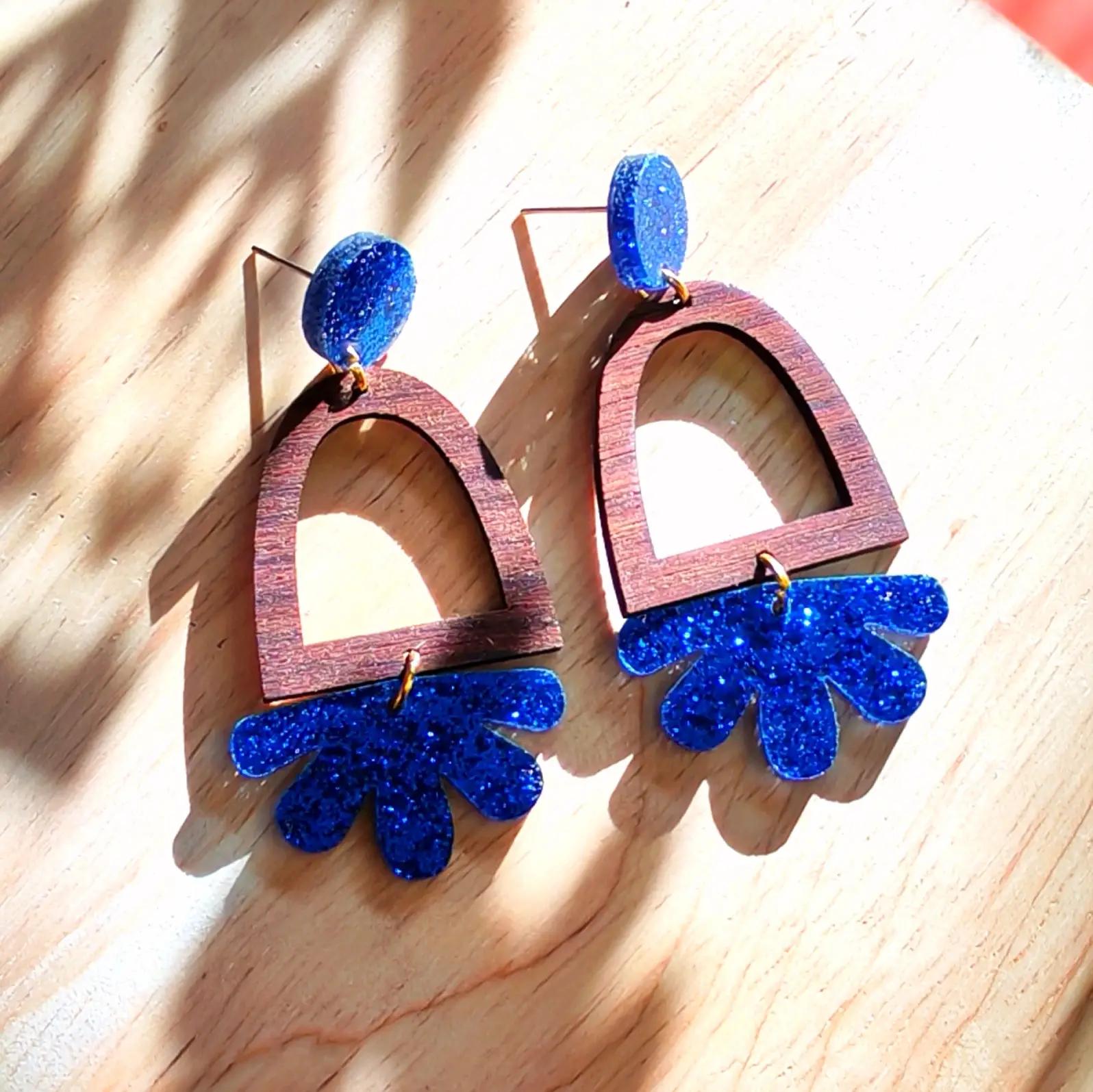 Boucles d’oreilles en bois de cajou & bleu pailleté – Inspiration amazighe