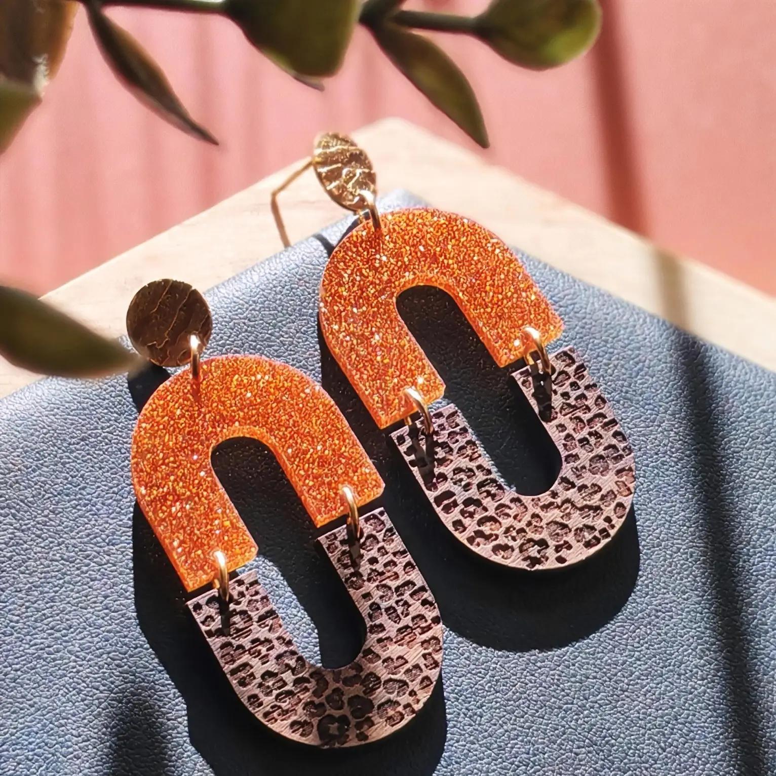 Boucles d’oreilles en bois d’acajou, doré & orange pailleté – Inspiration léopard